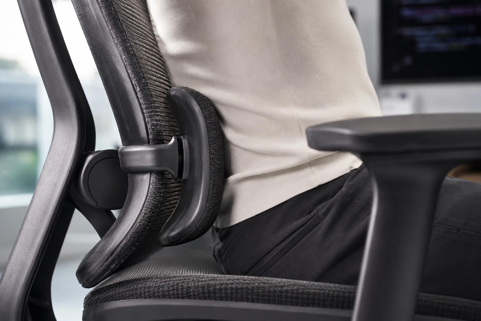 Close up on adjustable lumbar support apex matching the user beltline